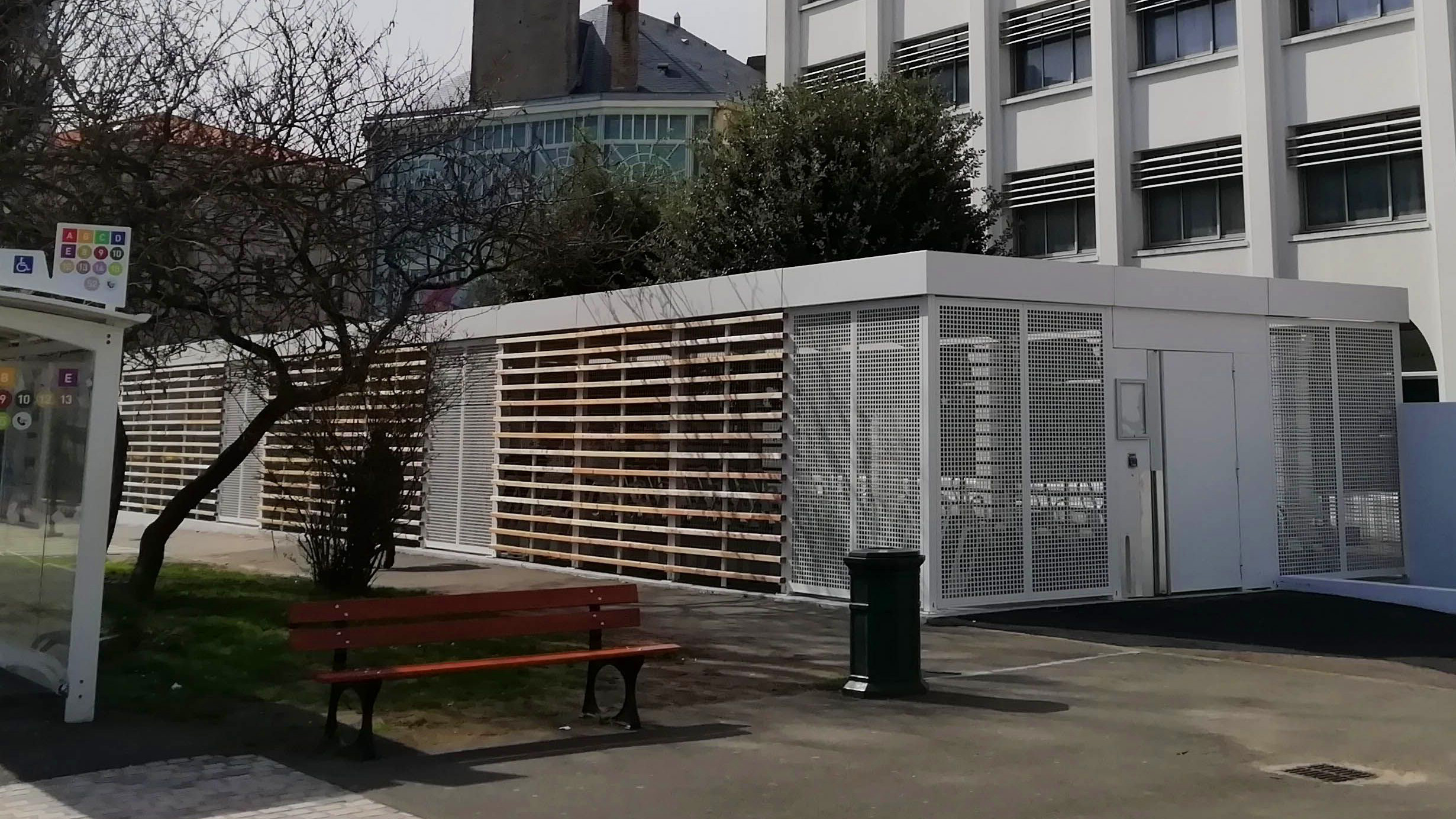 Abri vélos ALTAO® Spacio installé sur un site de travail aux Sables-d’Olonne